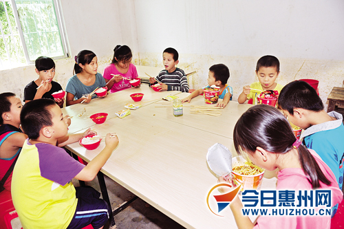 廣東惠州民生：廚房設(shè)施未完善學(xué)校安排簡(jiǎn)易午飯